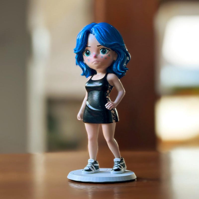 Figurka chibi Nova z niebieskimi włosami